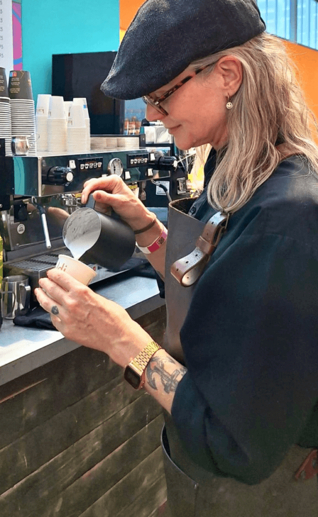 Eva Maria Dekker als freelance barista achter de espressomachine