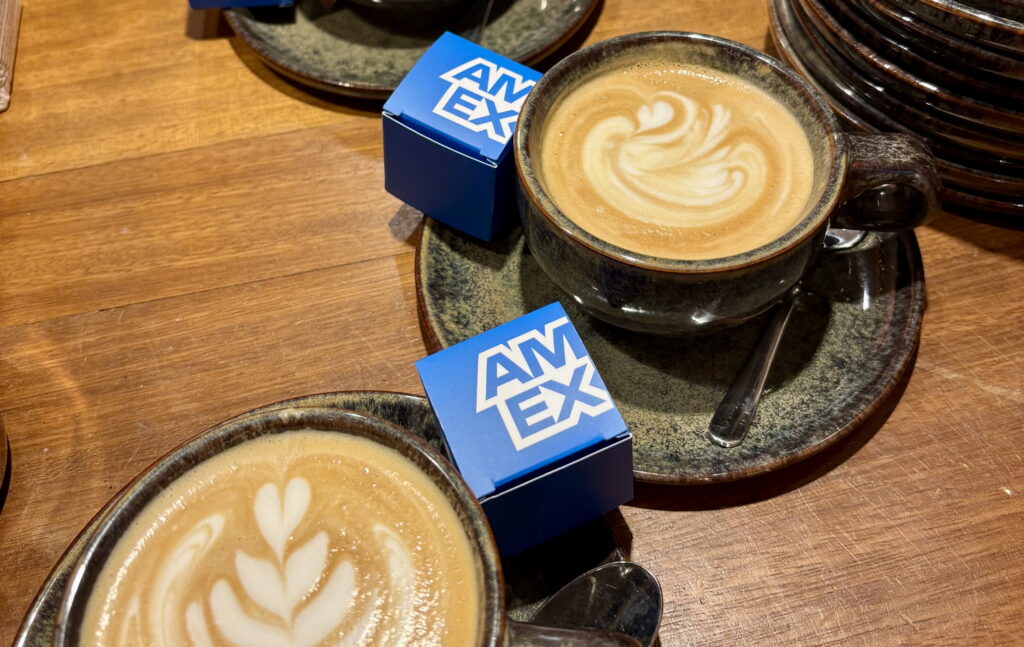 Latte art en koffiepresentatie door freelance barista De Koffiejuf