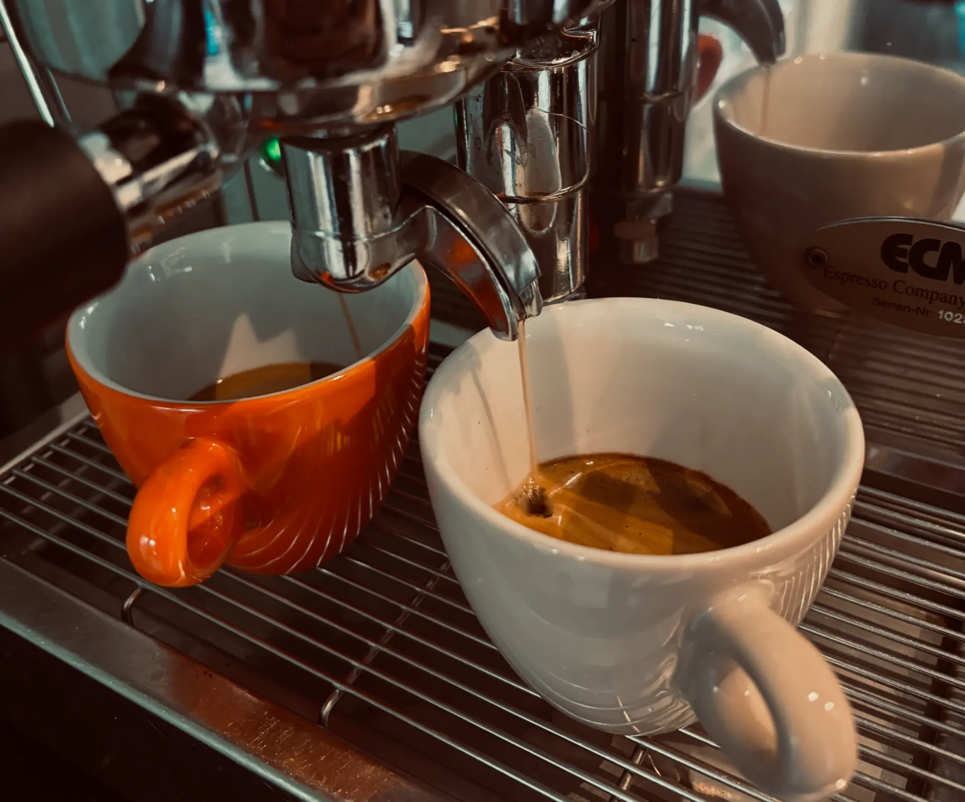 Espresso wordt gezet tijdens een thuisbarista workshop van De Koffiejuf