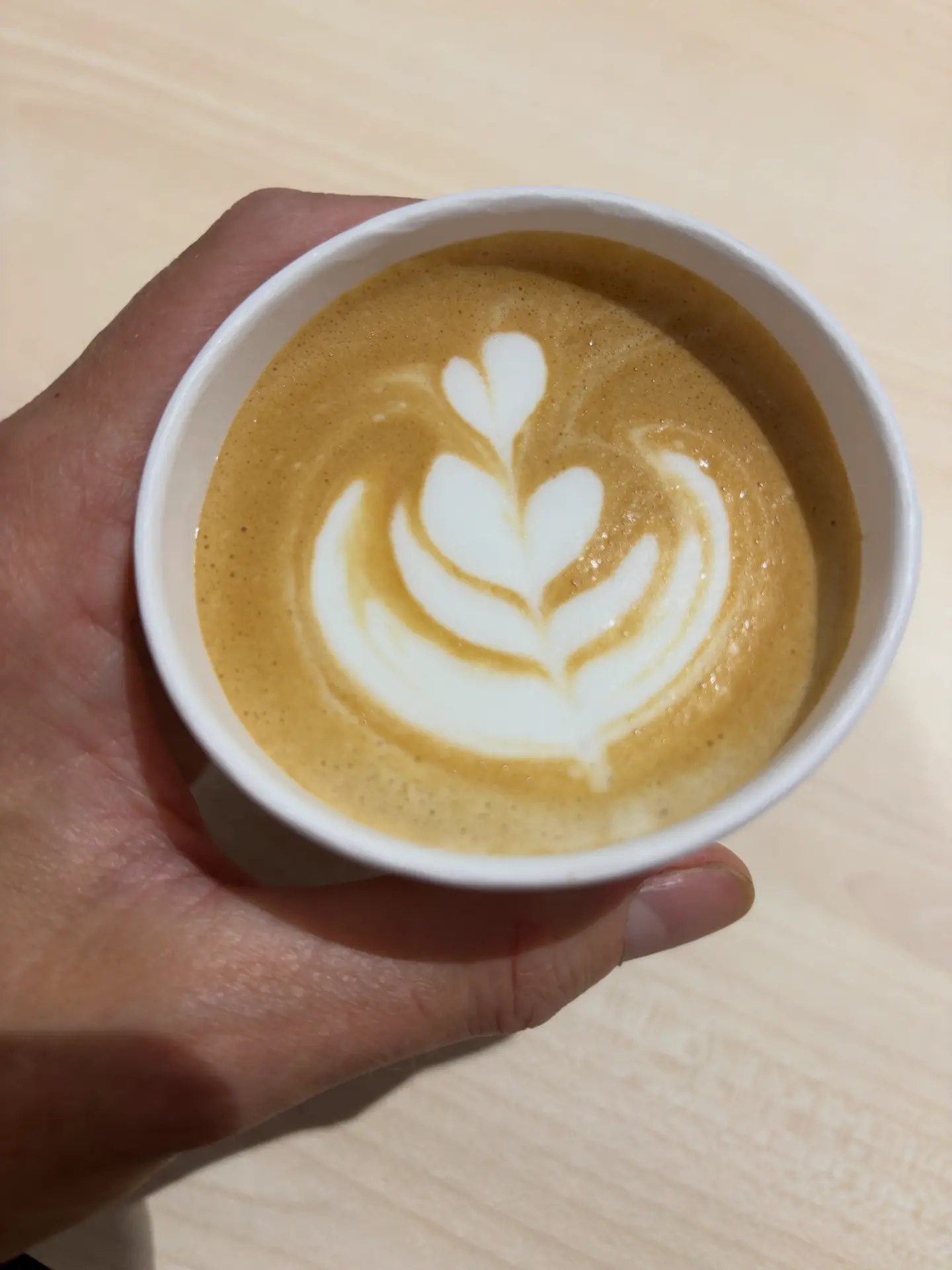 Latte art gegoten tijdens een barista training van De Koffiejuf in Noord-Holland