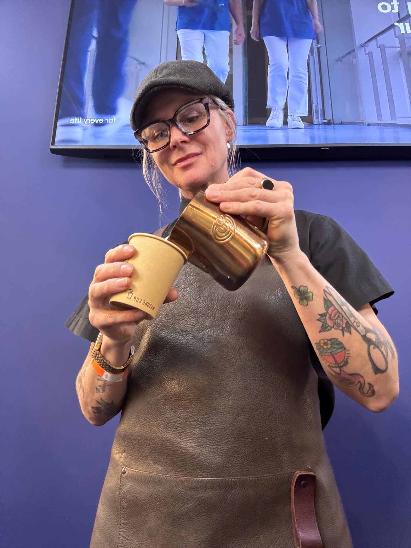 Freelance barista De Koffiejuf schenkt melk voor latte art tijdens een dienst in Noord-Holland